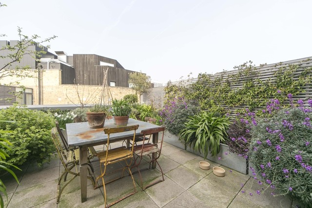  Image of 2 Bedroom Apartment to rent at London, EC2A 3EW