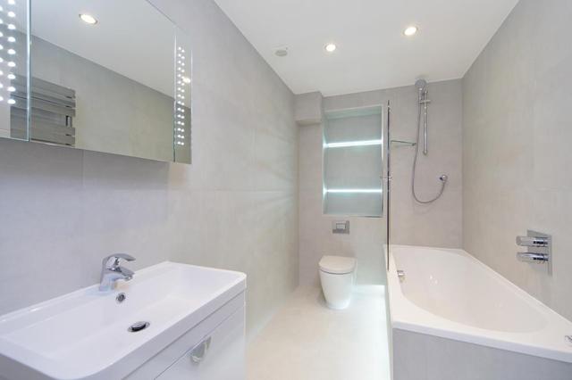 bathroom Image of 3 Bedroom Flat for sale at Alie Street London, E1 8DE Image of bathroom