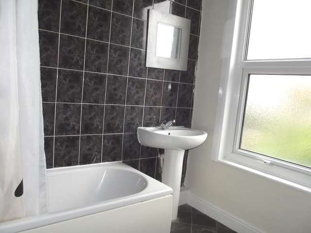  Image of 2 Bedroom Terraced to rent at Burley Leeds West Yorkshire, LS4 2LT
