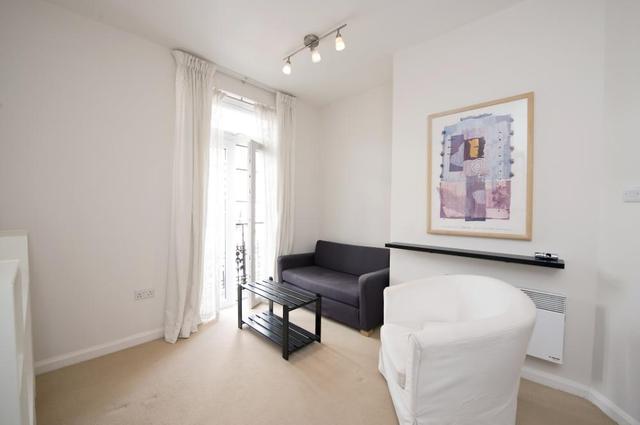  Image of 1 Bedroom Flat to rent at Blythe Road  London, W14 0HF