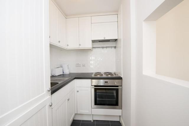  Image of 1 Bedroom Flat to rent at Blythe Road  London, W14 0HF
