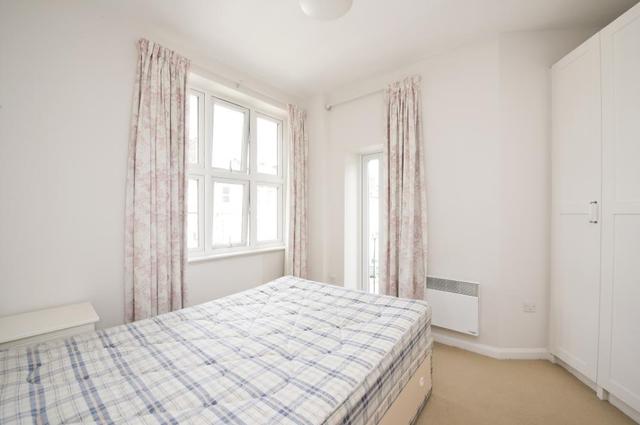  Image of 1 Bedroom Flat to rent at Blythe Road  London, W14 0HF