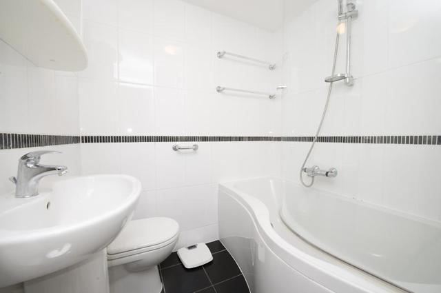  Image of 1 Bedroom Flat to rent at Blythe Road  London, W14 0HF