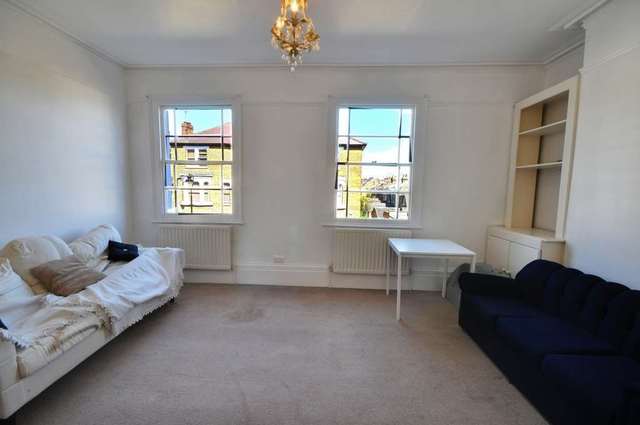  Image of 2 Bedroom Flat to rent at The Park Ealing London, W5 5NF