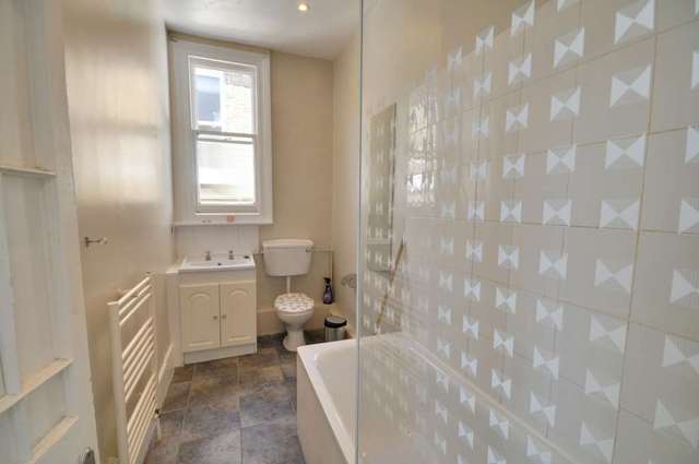  Image of 2 Bedroom Flat to rent at The Park Ealing London, W5 5NF