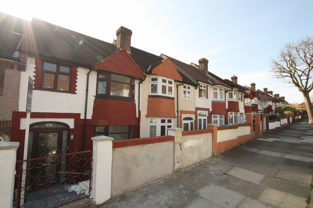  Image of 3 Bedroom Terraced for sale at Castlewood Drive  Eltham, SE9 1NG