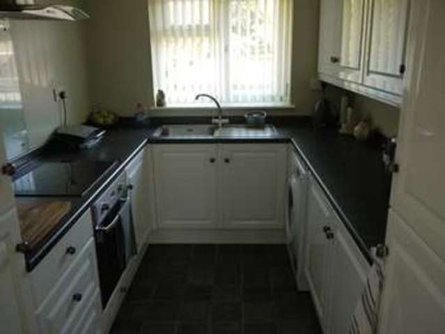  Image of 2 Bedroom Flat to rent at Durston Close  Street, BA16 0JU