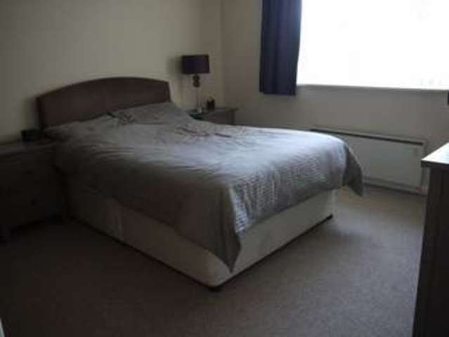  Image of 2 Bedroom Flat to rent at Durston Close  Street, BA16 0JU