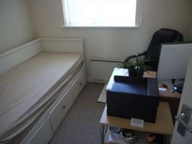  Image of 2 Bedroom Flat to rent at Durston Close  Street, BA16 0JU