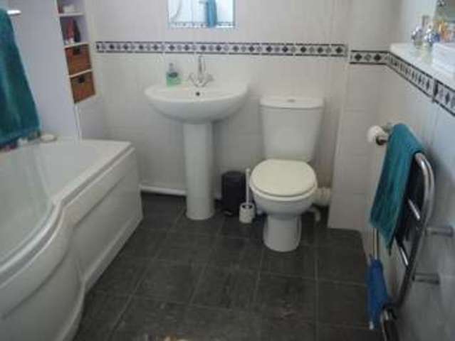  Image of 2 Bedroom Flat to rent at Durston Close  Street, BA16 0JU