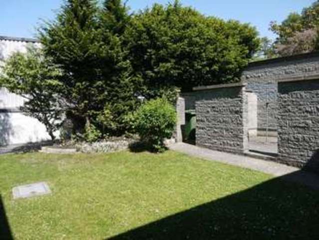  Image of 2 Bedroom Flat to rent at Durston Close  Street, BA16 0JU