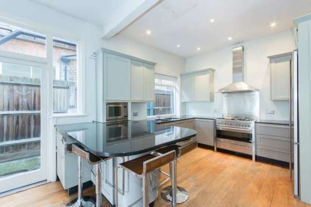  Image of 6 Bedroom Semi-Detached to rent at East Sheen, SW14 8AU