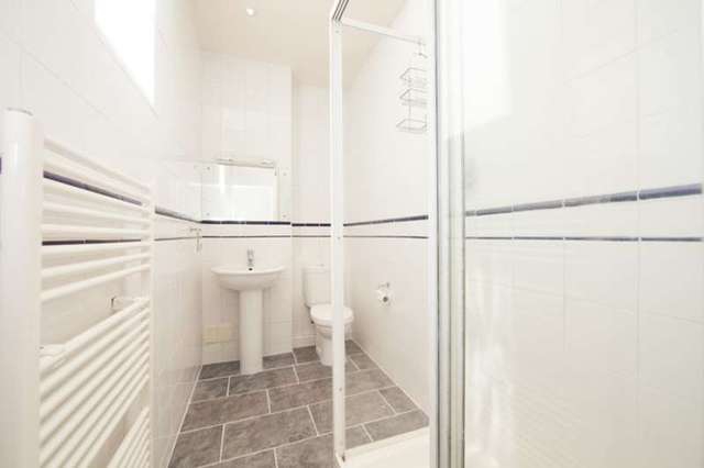  Image of 3 Bedroom Detached to rent at Mortlake, SW14 8HB