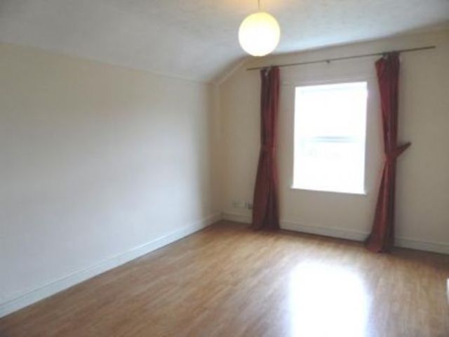  Image of 1 Bedroom Flat to rent at 279 Millbrook Road west  Southampton, SO15 0HU