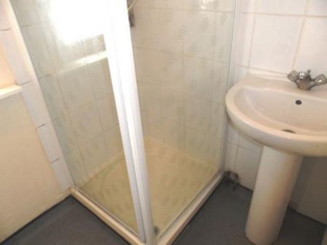  Image of 1 Bedroom Flat to rent at 279 Millbrook Road west  Southampton, SO15 0HU