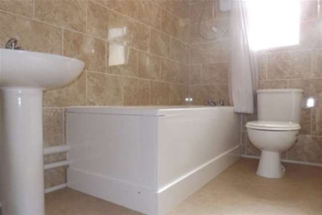  Image of 3 Bedroom Detached to rent at Penryn, TR10 8QE