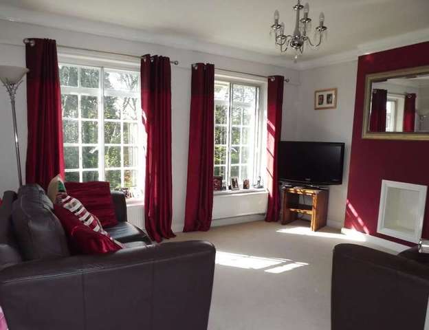  Image of 2 Bedroom Flat for sale at Portsmouth Road Thames Ditton Surrey, KT7 0TE