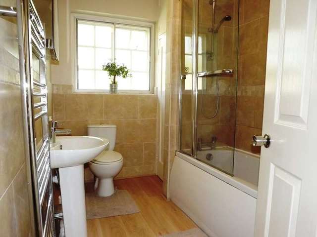  Image of 2 Bedroom Flat for sale at Portsmouth Road Thames Ditton Surrey, KT7 0TE