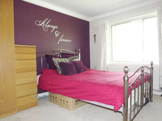  Image of 2 Bedroom Flat for sale at Portsmouth Road Thames Ditton Surrey, KT7 0TE