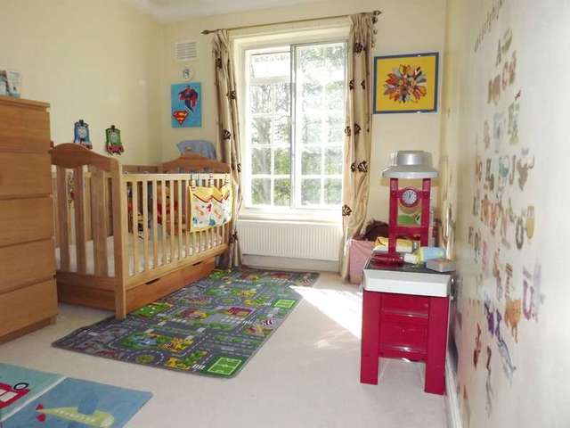  Image of 2 Bedroom Flat for sale at Portsmouth Road Thames Ditton Surrey, KT7 0TE