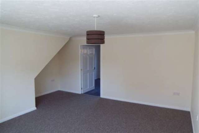  Image of 3 Bedroom Detached to rent at Cowes, PO31 7UY