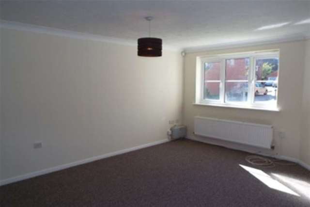  Image of 3 Bedroom Detached to rent at Cowes, PO31 7UY