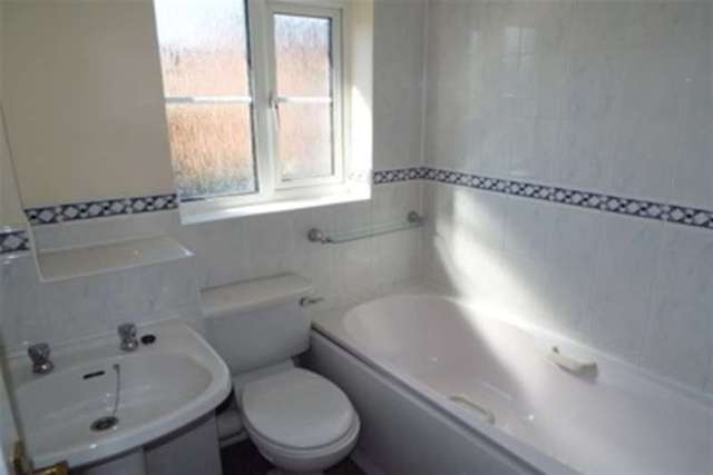  Image of 3 Bedroom Detached to rent at Cowes, PO31 7UY