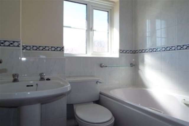  Image of 3 Bedroom Detached to rent at Cowes, PO31 7UY