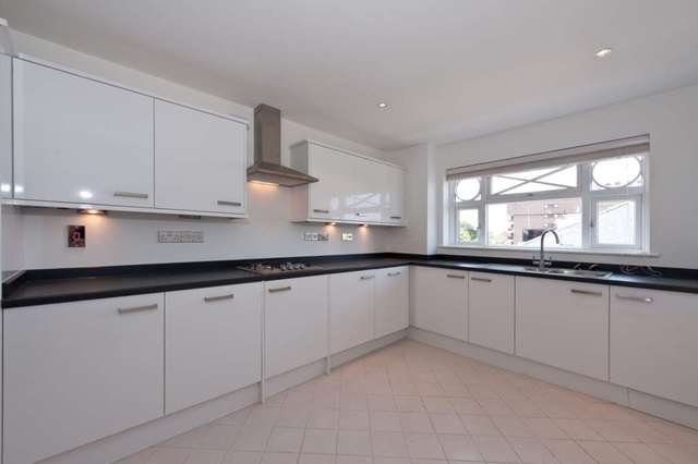  Image of 4 Bedroom Flat to rent at St Edmund`s Terrace St John`s Wood London, NW8 7QQ