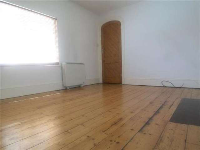  Image of 2 Bedroom Apartment to rent at Loughton, IG10 2RW