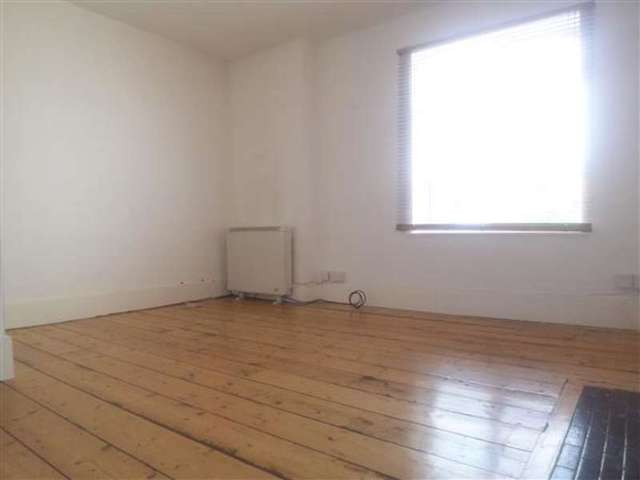  Image of 2 Bedroom Apartment to rent at Loughton, IG10 2RW