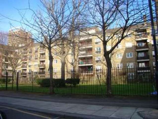  Image of 3 Bedroom Flat to rent at Wellington Row  London, E2 7BA
