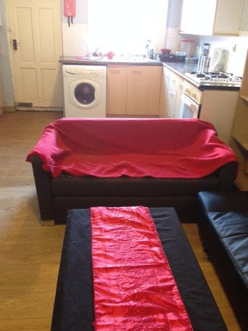  Image of 4 Bedroom House Share to rent at Beverly Road Array Bolton, BL1 4DY