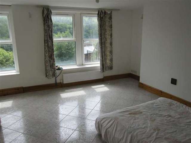  Image of 2 Bedroom Terraced to rent at Norland Town, HX6 2AY
