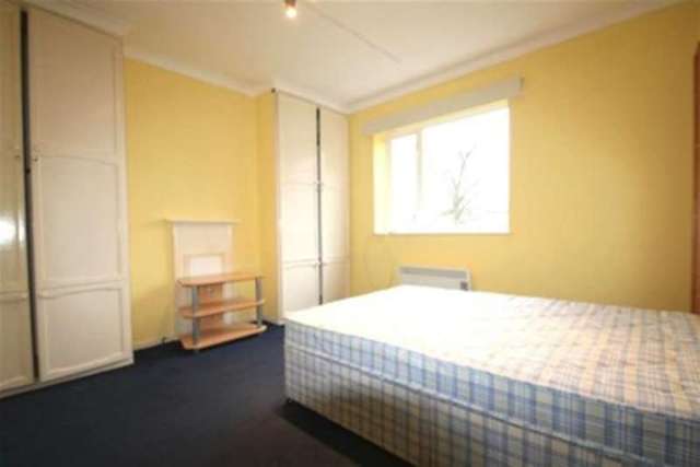  Image of 3 Bedroom Flat to rent at London, SW9 9HJ