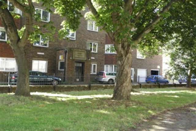  Image of 3 Bedroom Flat to rent at London, SW9 9HJ