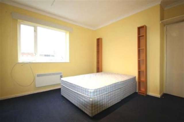  Image of 3 Bedroom Flat to rent at London, SW9 9HJ