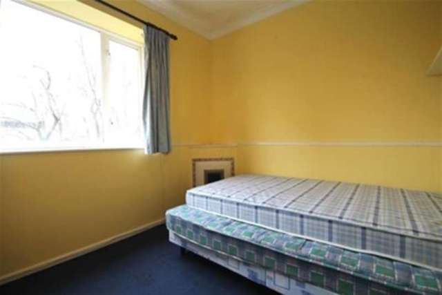  Image of 3 Bedroom Flat to rent at London, SW9 9HJ