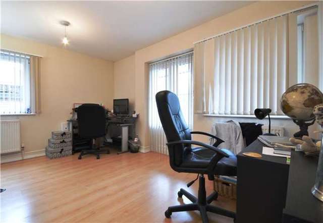  Image of 3 Bedroom Flat to rent at Chesterton, CB4 1DD