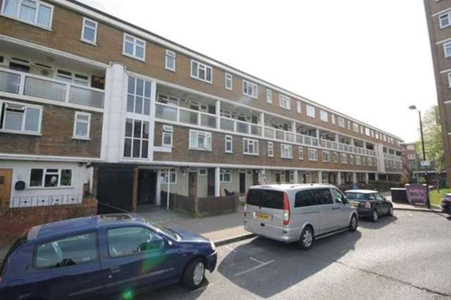  Image of 3 Bedroom Flat to rent at London, E2 0AU