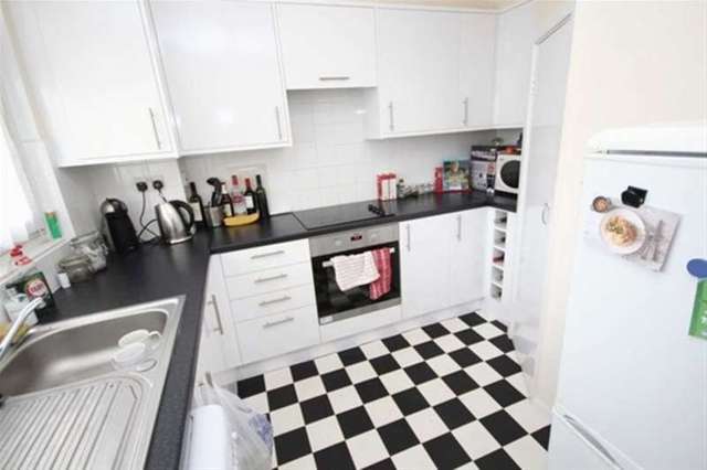  Image of 3 Bedroom Flat to rent at London, E2 0AU