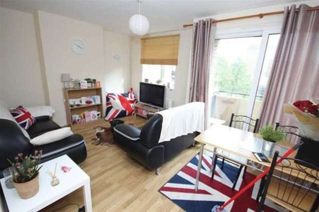  Image of 3 Bedroom Flat to rent at London, E2 0AU
