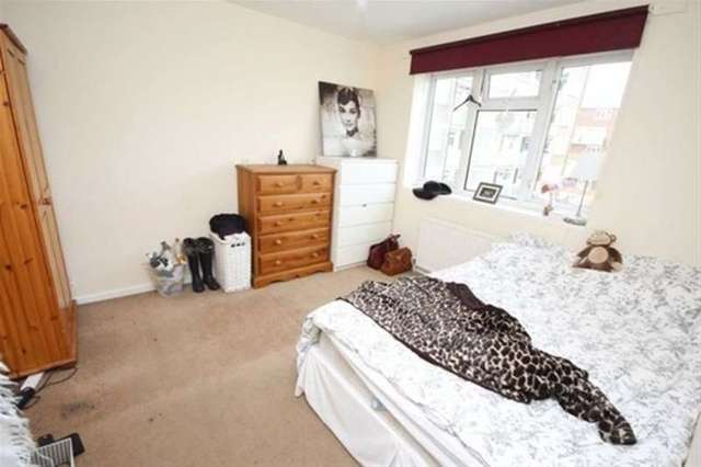  Image of 3 Bedroom Flat to rent at London, E2 0AU