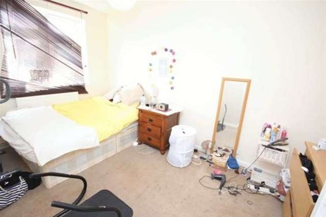  Image of 3 Bedroom Flat to rent at London, E2 0AU