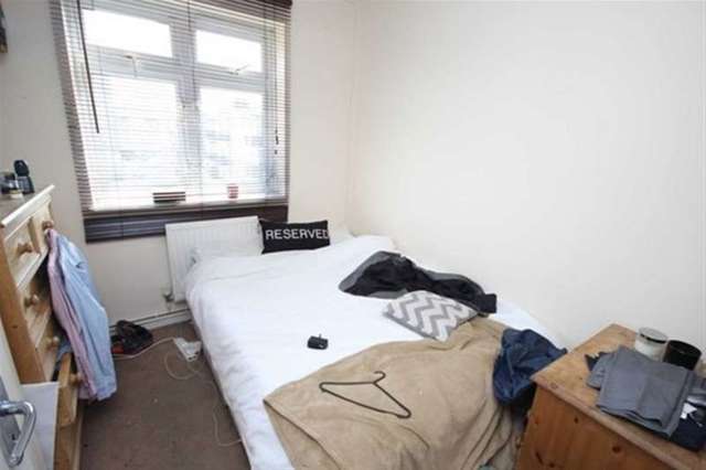  Image of 3 Bedroom Flat to rent at London, E2 0AU