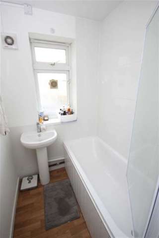  Image of 3 Bedroom Flat to rent at London, E2 0AU