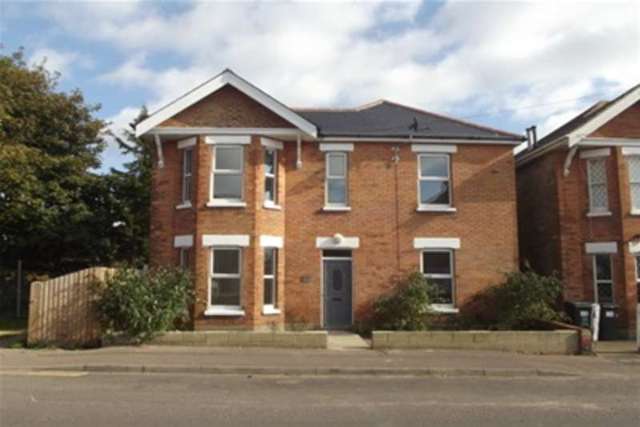  Image of 4 Bedroom Detached to rent at Bournemouth, BH7 6JA