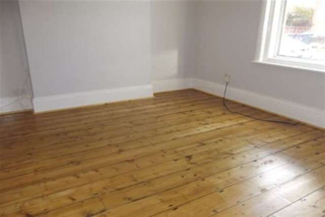  Image of 4 Bedroom Detached to rent at Bournemouth, BH7 6JA