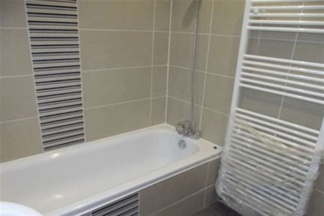  Image of 4 Bedroom Detached to rent at Bournemouth, BH7 6JA