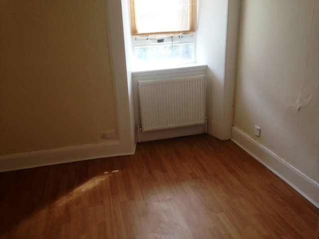  Image of 2 Bedroom Flat to rent at Greenock Inverclyde Inverclyde, PA16 8NF